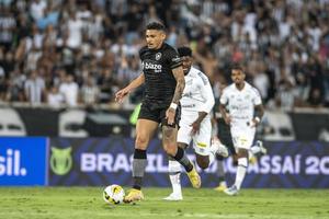 rio, Brazilië - november 10, 2022, tiquinho stijgt speler in bij elkaar passen tussen botafogo vs santos door 37e ronde van braziliaans kampioenschap, een serie in nilton santos stadion foto