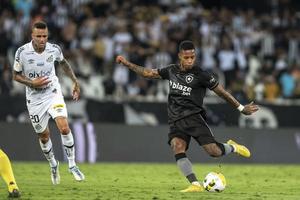 rio, Brazilië - november 10, 2022, bij elkaar passen tussen botafogo vs santos door 37e ronde van braziliaans kampioenschap, een serie in nilton santos stadion foto