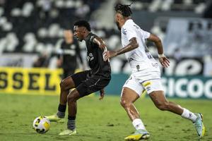 rio, Brazilië - november 10, 2022, jeffinho speler in bij elkaar passen tussen botafogo vs santos door 37e ronde van braziliaans kampioenschap, een serie in nilton santos stadion foto