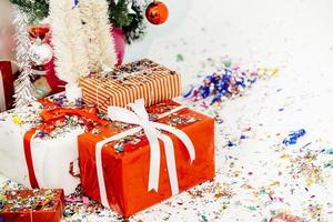 geschenk doos met boog of Cadeau in Kerstmis nieuw jaar partij decoratie voor achtergrond foto