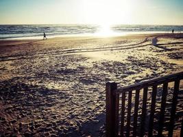 op het strand bij zonsondergang foto