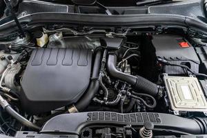 modern auto motor onder kap dichtbij omhoog detail foto