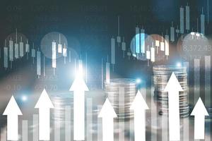 financieel voorraad markt diagram en rijen van munten concept rijen van munten bekleed omhoog Daar is een diagram tonen groei en spaargeld naar plan voor onafhankelijk uitgeven foto