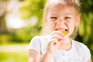 portret van schattig weinig meisje met lolly foto