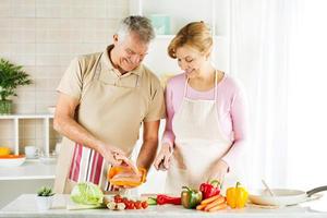 senior paar in de keuken foto