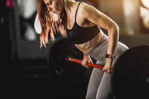 vrouw aan het doen terug opleiding Bij de Sportschool foto