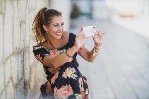vrouw nemen foto's met smartphone en maken herinneringen van vakantie foto