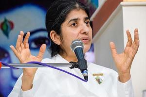 nieuw Delhi, Indië, oktober 16 2022 - bk shivani gedurende meditatie sessie, shivani verma, beter bekend net zo bk Shivani, is een leraar in de Brahma kumaris geestelijk yoga en meditatie beweging van Indië foto