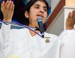 nieuw Delhi, Indië, oktober 16 2022 - bk shivani gedurende meditatie sessie, shivani verma, beter bekend net zo bk Shivani, is een leraar in de Brahma kumaris geestelijk yoga en meditatie beweging van Indië foto