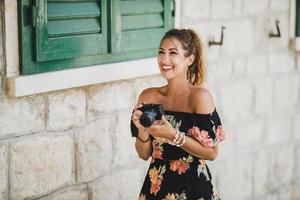 vrouw met digitaal camera wandelen Bij stad Aan een zomer dag foto