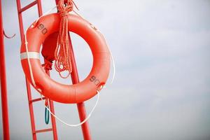 badmeester strand reddingsuitrusting oranje reddingsboei foto