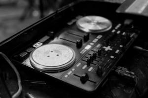 afbeelding zwart-wit van draaitafel in disco party nightclub