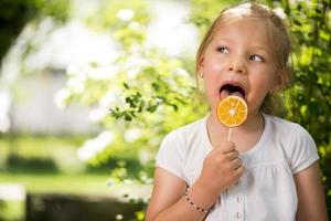 portret van schattig weinig meisje met lolly foto