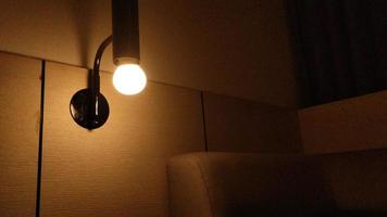 donker hotel kamer met geel lamp licht foto