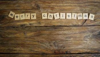vrolijk kerstmis. houten brieven vrolijk Kerstmis woord Aan oud houten achtergrond foto