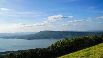 bergen, lucht en dam turbines dat genereren elektriciteit antenne visie van lam ta khlong dam in Thailand foto