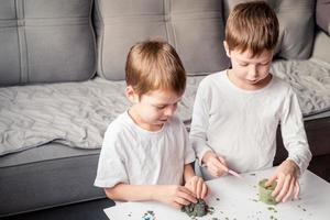 kinderen Speel met kinetisch zand Bij huis. ontwikkeling van prima motor vaardigheden. zand anti stress voor kinderen. spellen dat kalmte de nerveus systeem. kleurrijk zand voor spellen foto