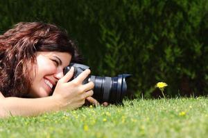 vrouw fotograferen van een bloem foto