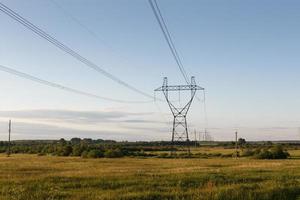 ondersteuning van hoog voltage macht lijn in de veld- foto