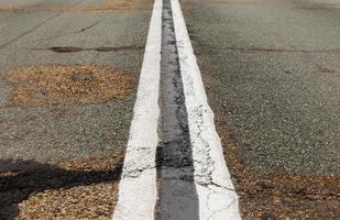 asfalt weg met markering lijnen wit strepen. twee solide lijnen foto