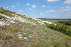 oude miljoenen krijt bergen Aan de steppe oppervlakte van aarde foto