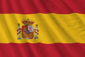Spanje vlag met groot vouwen golvend dichtbij omhoog onder de studio licht binnenshuis. de officieel symbolen en kleuren in banier foto