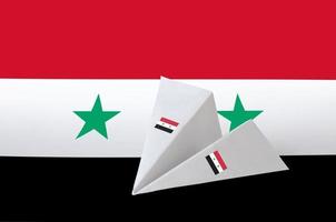 Syrië vlag afgebeeld Aan papier origami vliegtuig. handgemaakt kunsten concept foto