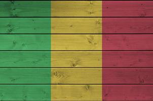 Mali vlag afgebeeld in helder verf kleuren Aan oud houten muur. getextureerde banier Aan ruw achtergrond foto