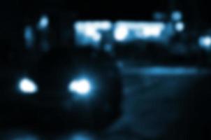 wazig nacht tafereel van verkeer Aan de rijweg. onscherp beeld van auto's op reis met lichtgevend koplampen. bokeh kunst foto