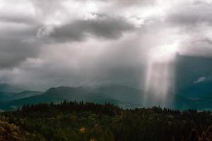 dramatisch landschap, zonnestralen breken door de wolken foto