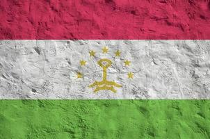 Tadzjikistan vlag afgebeeld in helder verf kleuren Aan oud Verlichting bepleistering muur. getextureerde banier Aan ruw achtergrond foto