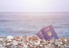 twee biometrisch oekraïens paspoorten Aan zee kust achtergrond foto