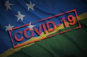 Solomon eilanden vlag en rood covid-19 stempel. coronavirus 2019-ncov het uitbreken foto