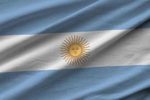 Argentinië vlag met groot vouwen golvend dichtbij omhoog onder de studio licht binnenshuis. de officieel symbolen en kleuren in banier foto