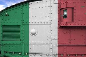 Italië vlag afgebeeld Aan kant een deel van leger gepantserd tank detailopname. leger krachten conceptuele achtergrond foto