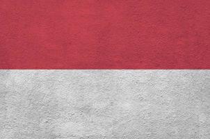 Indonesië vlag afgebeeld in helder verf kleuren Aan oud Verlichting bepleistering muur. getextureerde banier Aan ruw achtergrond foto