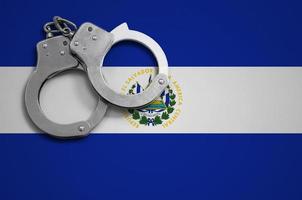 el Salvador vlag en Politie handboeien. de concept van misdrijf en overtredingen in de land foto