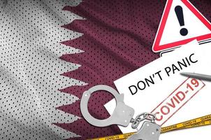 qatar vlag en Politie handboeien met opschrift niet doen paniek Aan wit papier. coronavirus of 2019-ncov virus concept foto