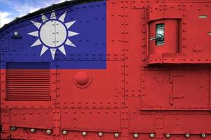Taiwan vlag afgebeeld Aan kant een deel van leger gepantserd tank detailopname. leger krachten conceptuele achtergrond foto
