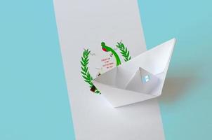 Guatemala vlag afgebeeld Aan papier origami schip detailopname. handgemaakt kunsten concept foto