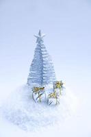 zilveren kerstboom en decor foto