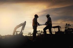 silhouet afbeeldingen van bouw sites zijn onderweg en arbeiders zijn werken foto