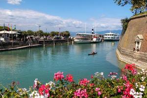 peschiera, lago di garda, Italië 22 september 2022 oude Venetiaanse muren en veerboot haven Bij kanaal di mezzo foto