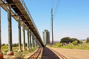 oud verlaten transportband riem van ver weg opslagruimte silo's foto