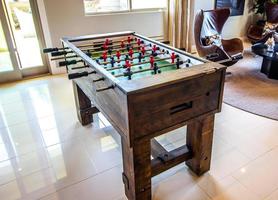 houten tafelvoetbal gaming tafel in huis foto