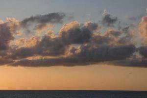 wolken in de lucht in laat zomer foto