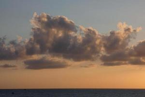 wolken in de lucht in laat zomer foto