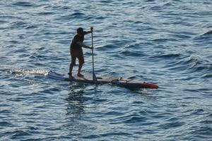 zwemmer Aan vakantie peddelen surfing in de middellandse Zee zee foto