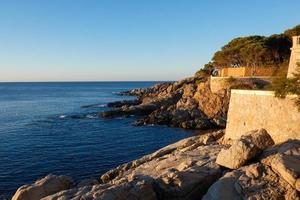 kust- pad Aan de Catalaans costa moedig in de stad- van s'agaro foto