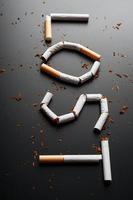de opschrift verloren van sigaretten Aan een zwart achtergrond. hou op roken. de concept van roken doodt. motivatie opschrift naar stoppen roken, ongezond gewoonte. foto